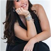 Maquillista Profesional amante de los niños y apasionada por enseñar a resaltar la belleza natural, cuidado personal, etc…